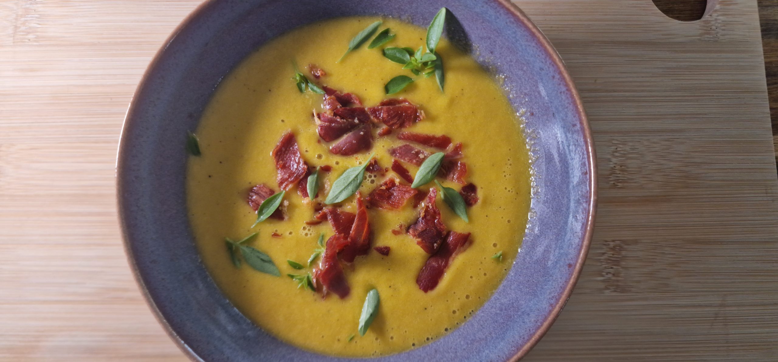 đ„Ł Gaspacho de melon au basilic & chips de jambon croustillantes