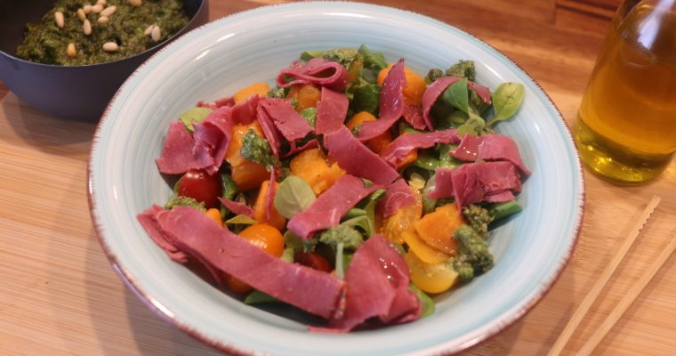 Salade tiède à la patate douce & pastrami – Recette rapide, saine et gourmande !