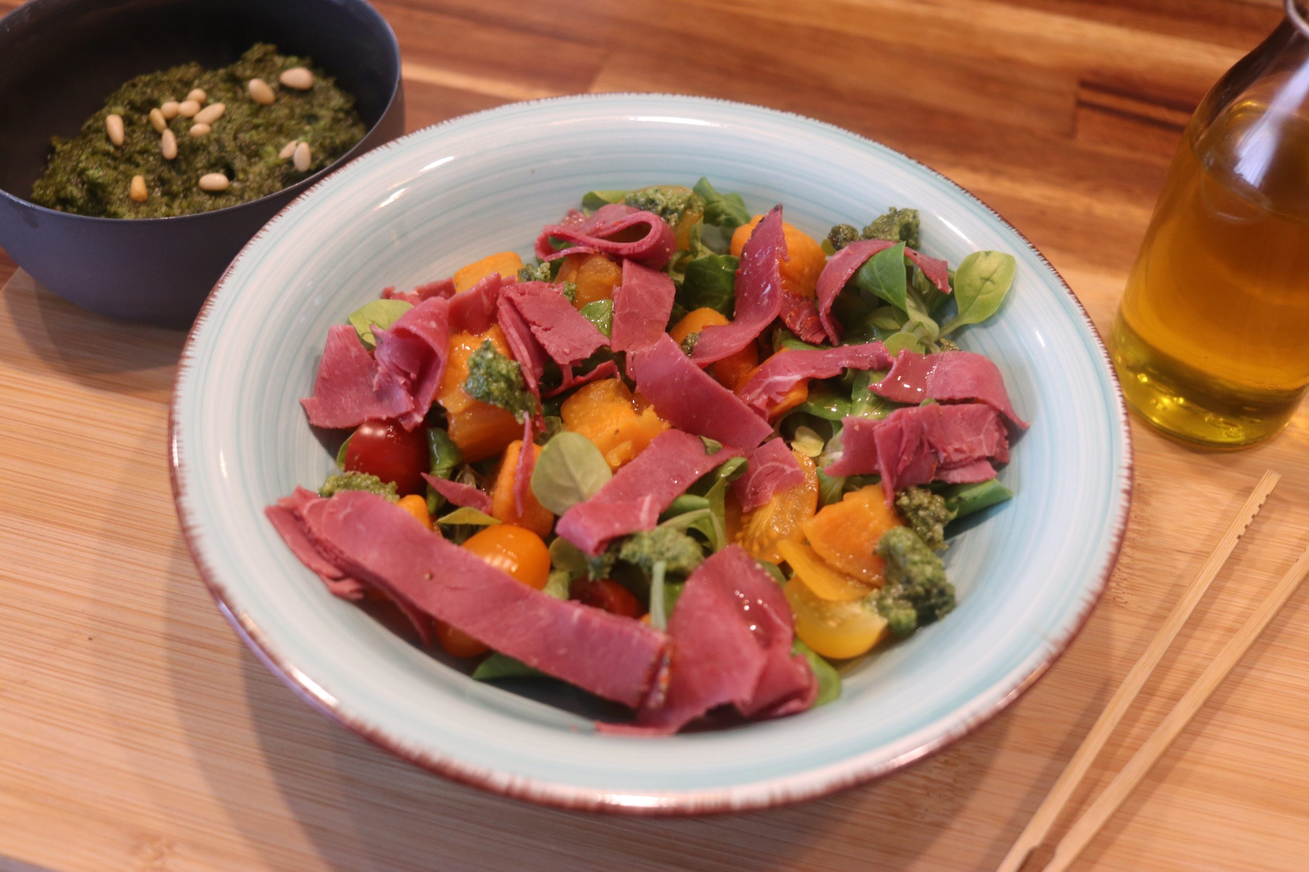 Salade tiède à la patate douce & pastrami – Recette rapide, saine et gourmande !
