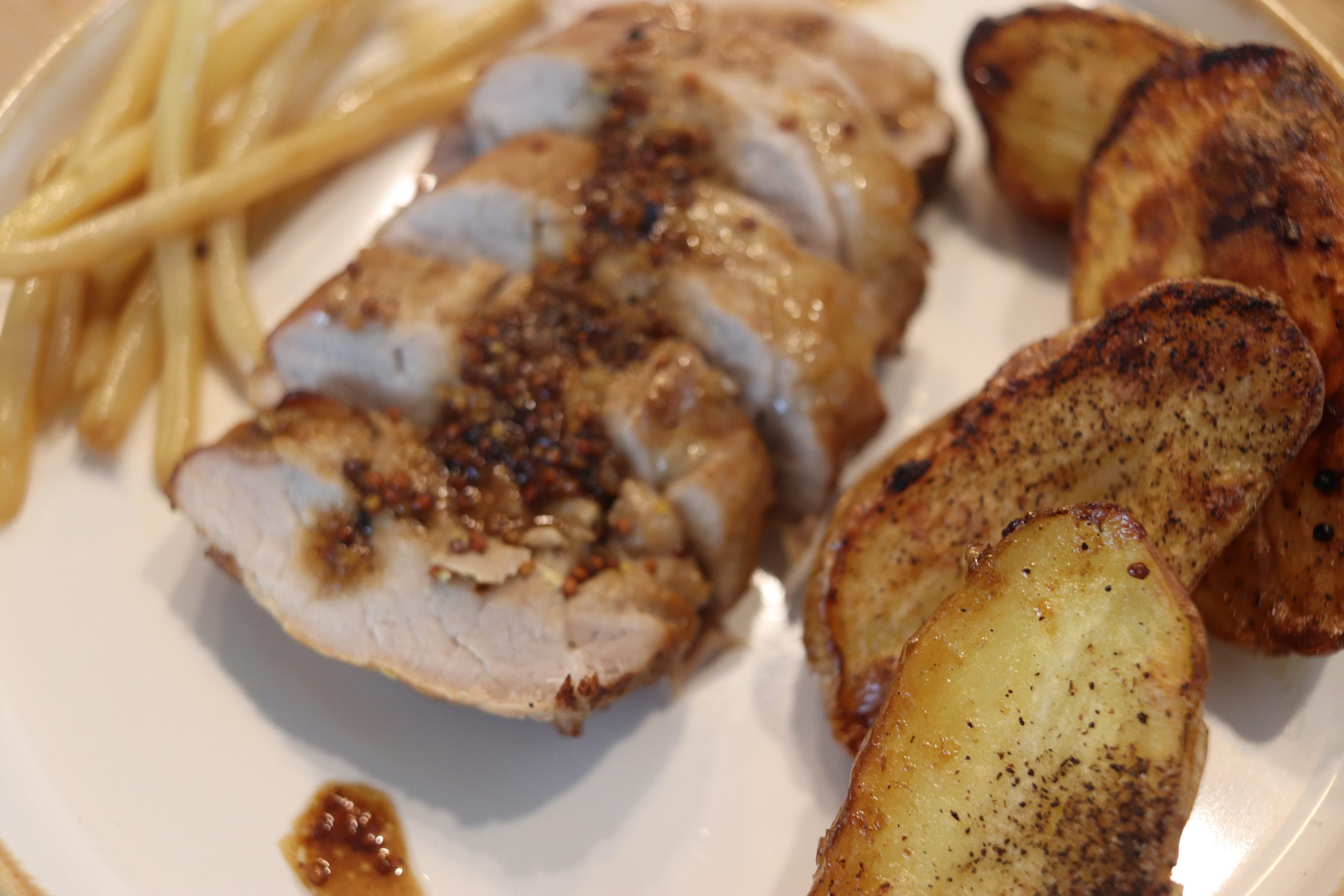 đ Filet mignon de porc au miel, moutarde Ă  lâancienne et pommes de terre rĂŽties