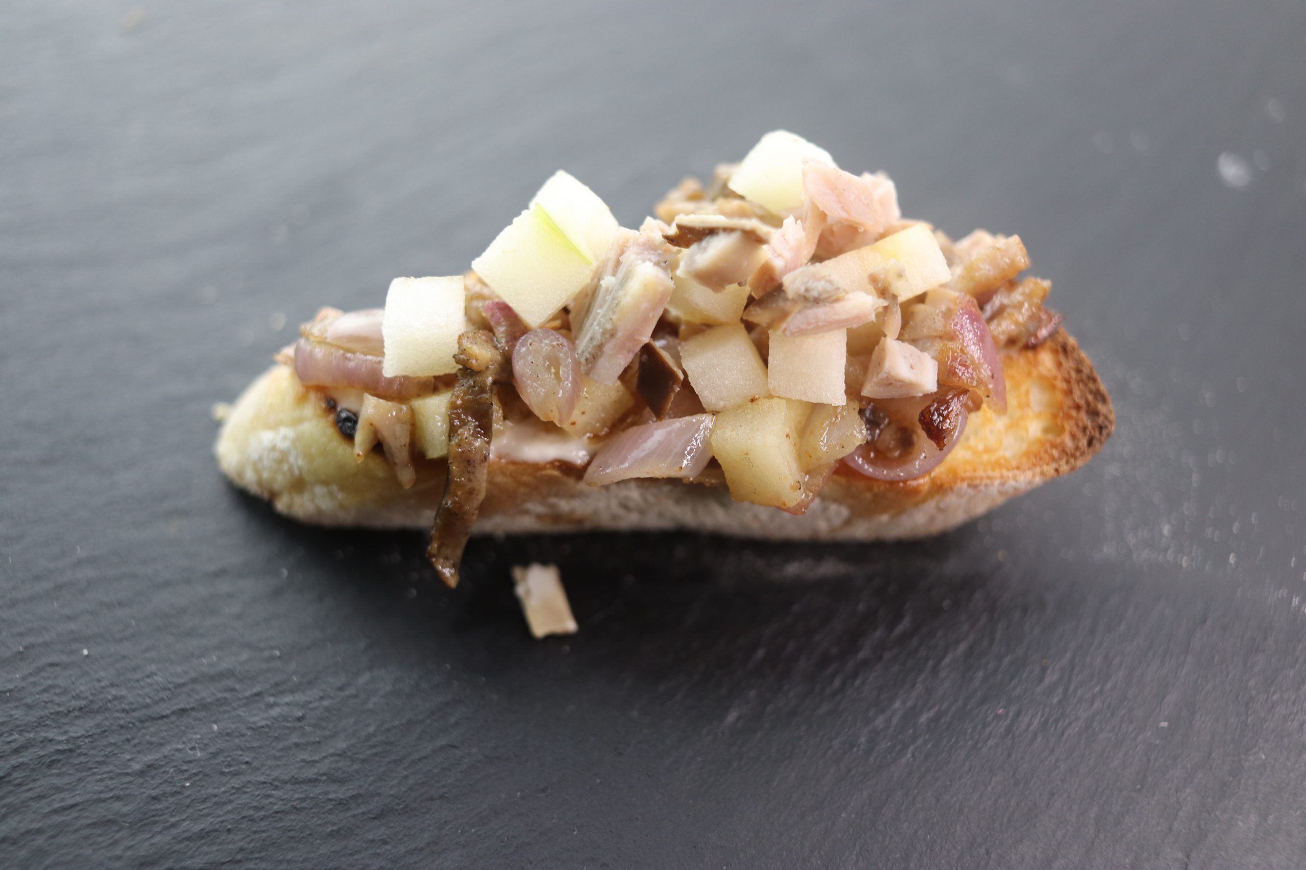 La Tartine Ultime : Andouille de Guémené & Granny Smith – Recette Gourmande et Facile !