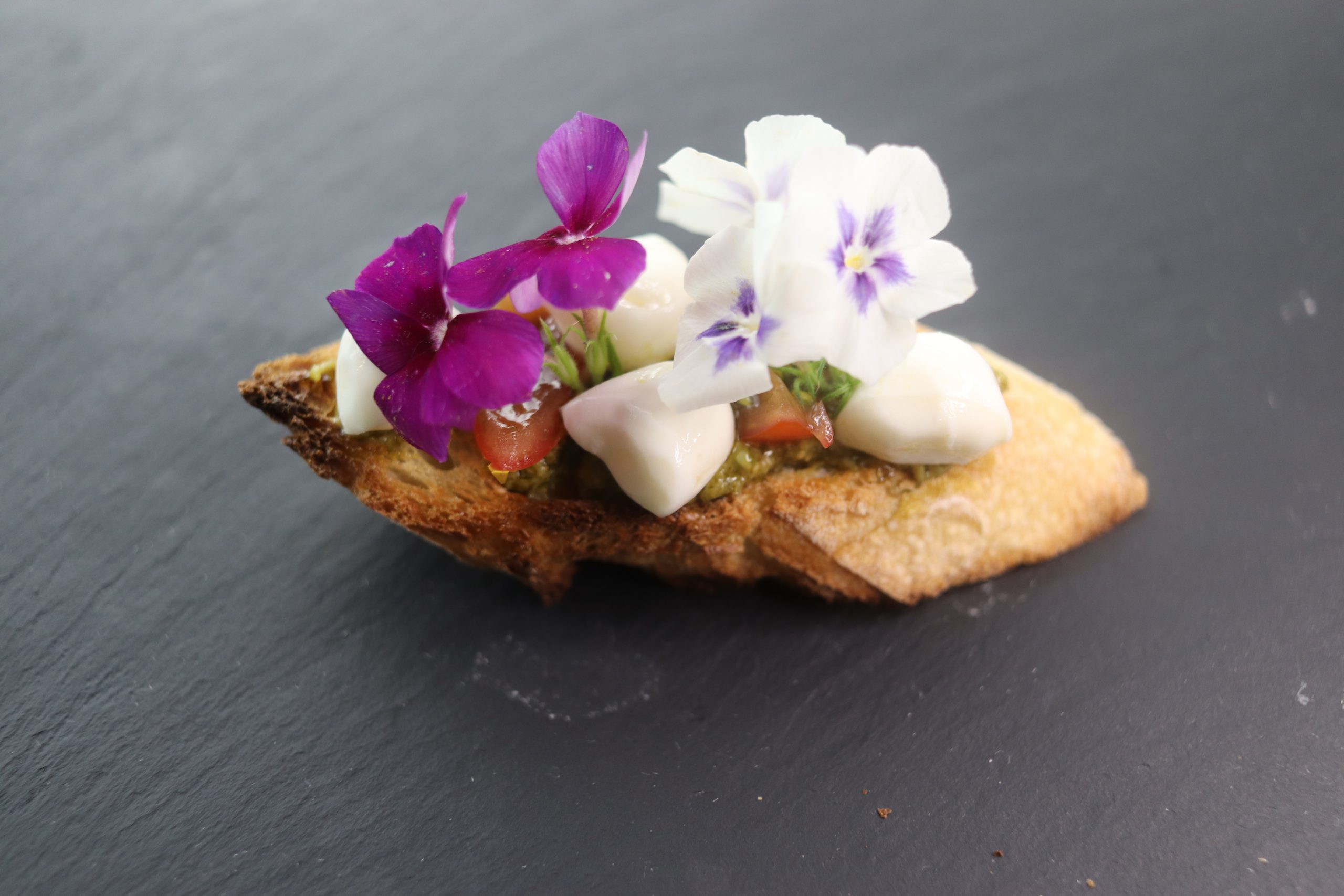 🌸 Tartine Florale & Gourmande : L’Équilibre Parfait entre Fraîcheur et Élégance !